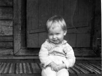 Matti Salminen  Kuva otettu vanhan talon rappusilla.